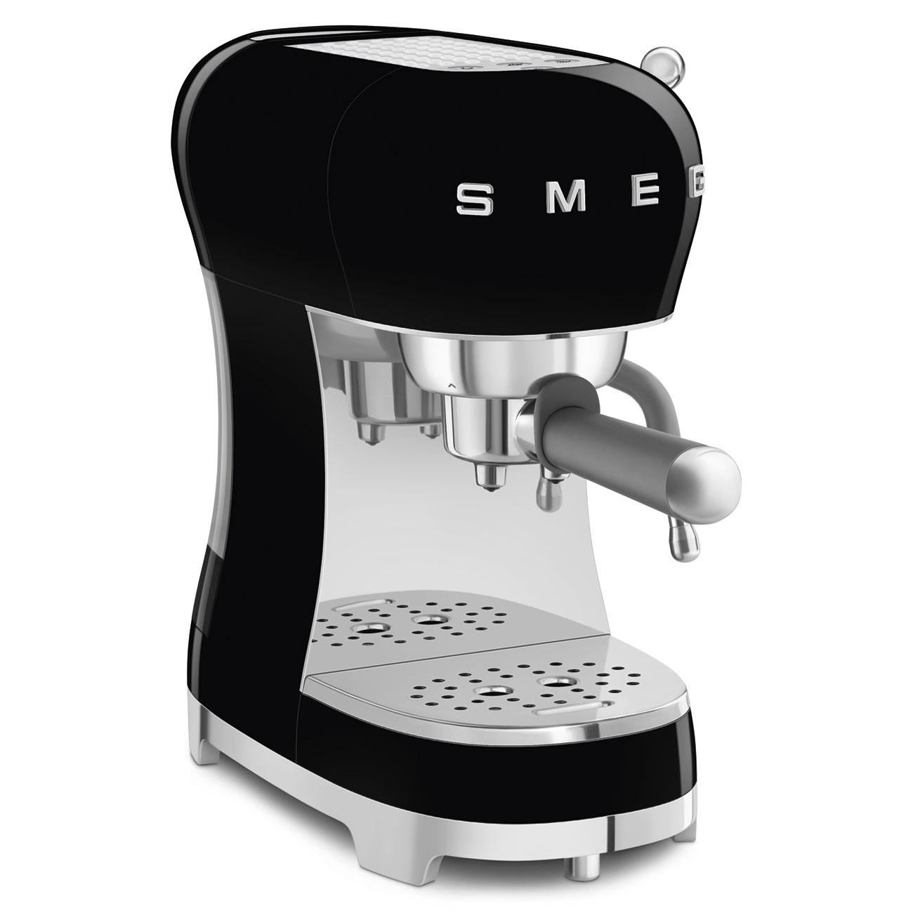 Eine schwarze Smeg Espressomaschine mit silbernem Griff. Das Design ist retro und stilvoll.