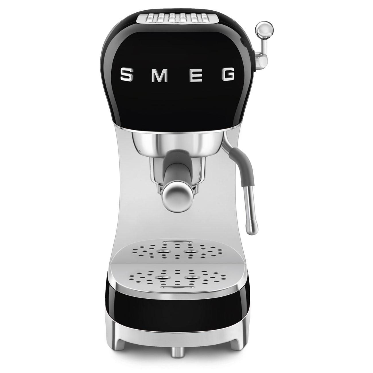 Schwarze und silberne Espressomaschine mit SMEG-Logo. Merkmale: Siebträger, Abtropfschale.