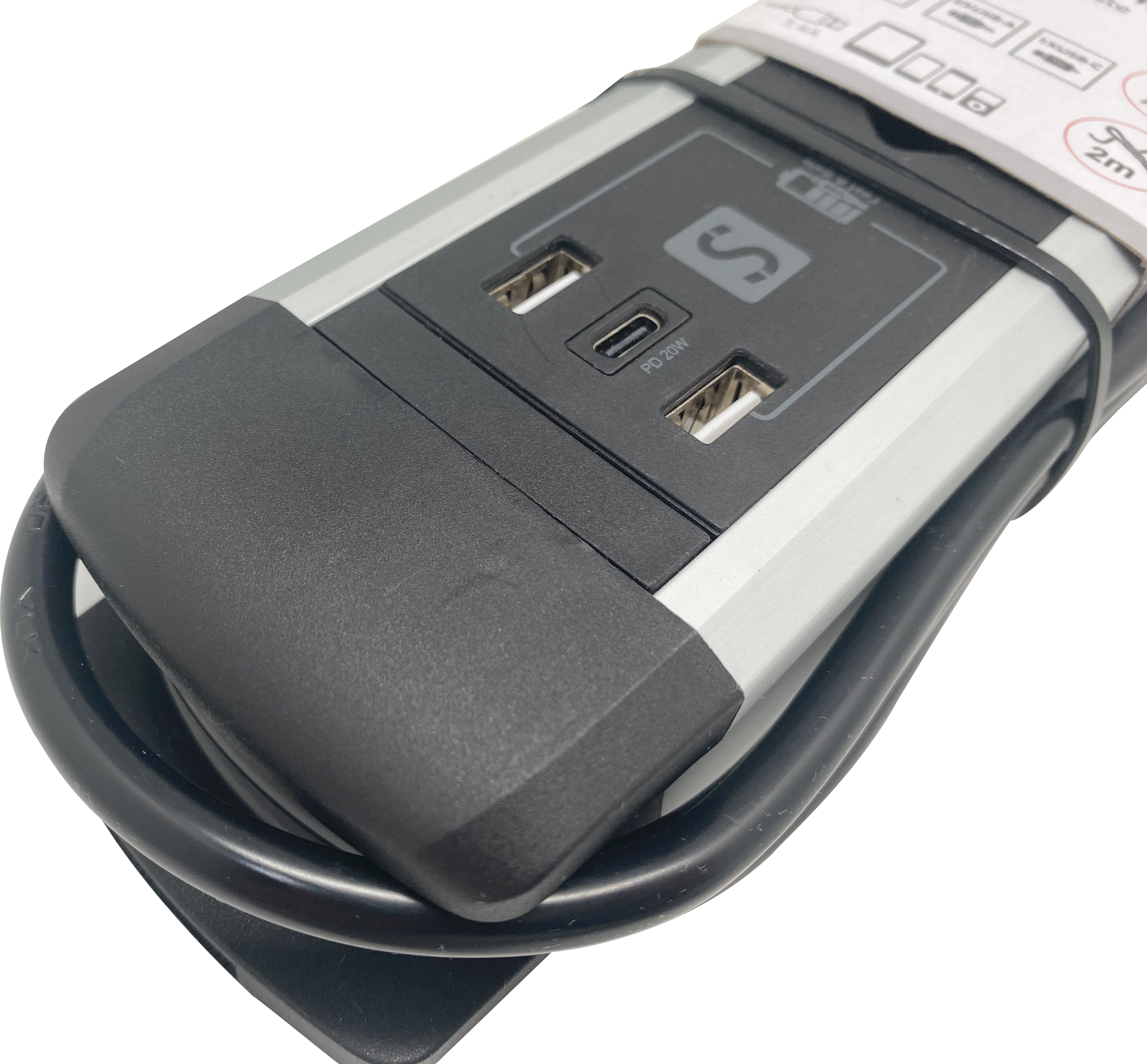 Ein schwarzer und silberner Stromverteiler mit USB-Anschlüssen und einem schwarzen Kabel, auf weißem Hintergrund.