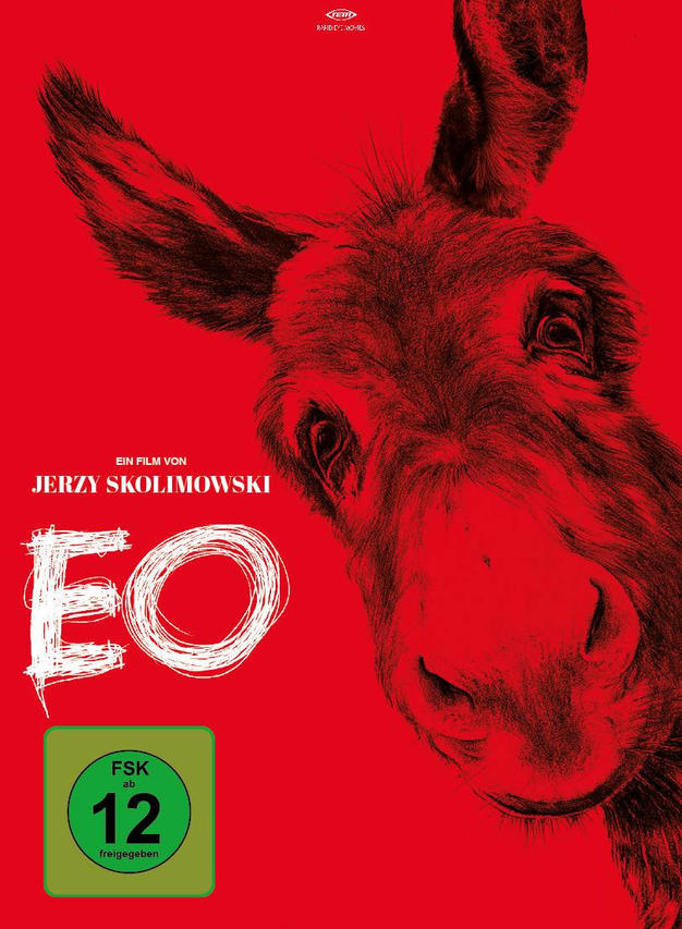 Filmcover von 'EO'. Das Gesicht eines Esels im Zentrum des roten Hintergrunds.