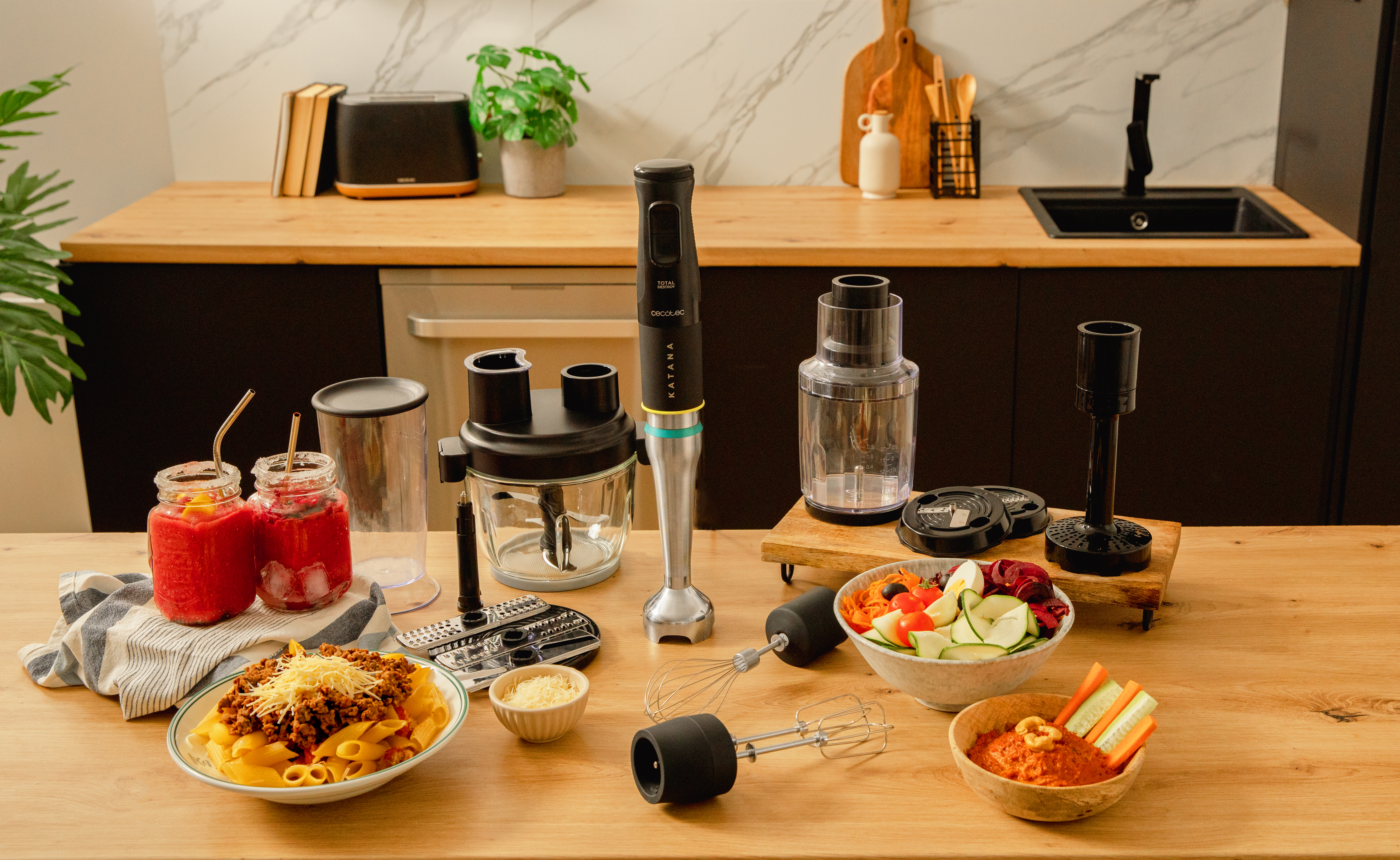 Escena de cocina con licuadora, comida e ingredientes, pasta, batidos y superficie de madera.