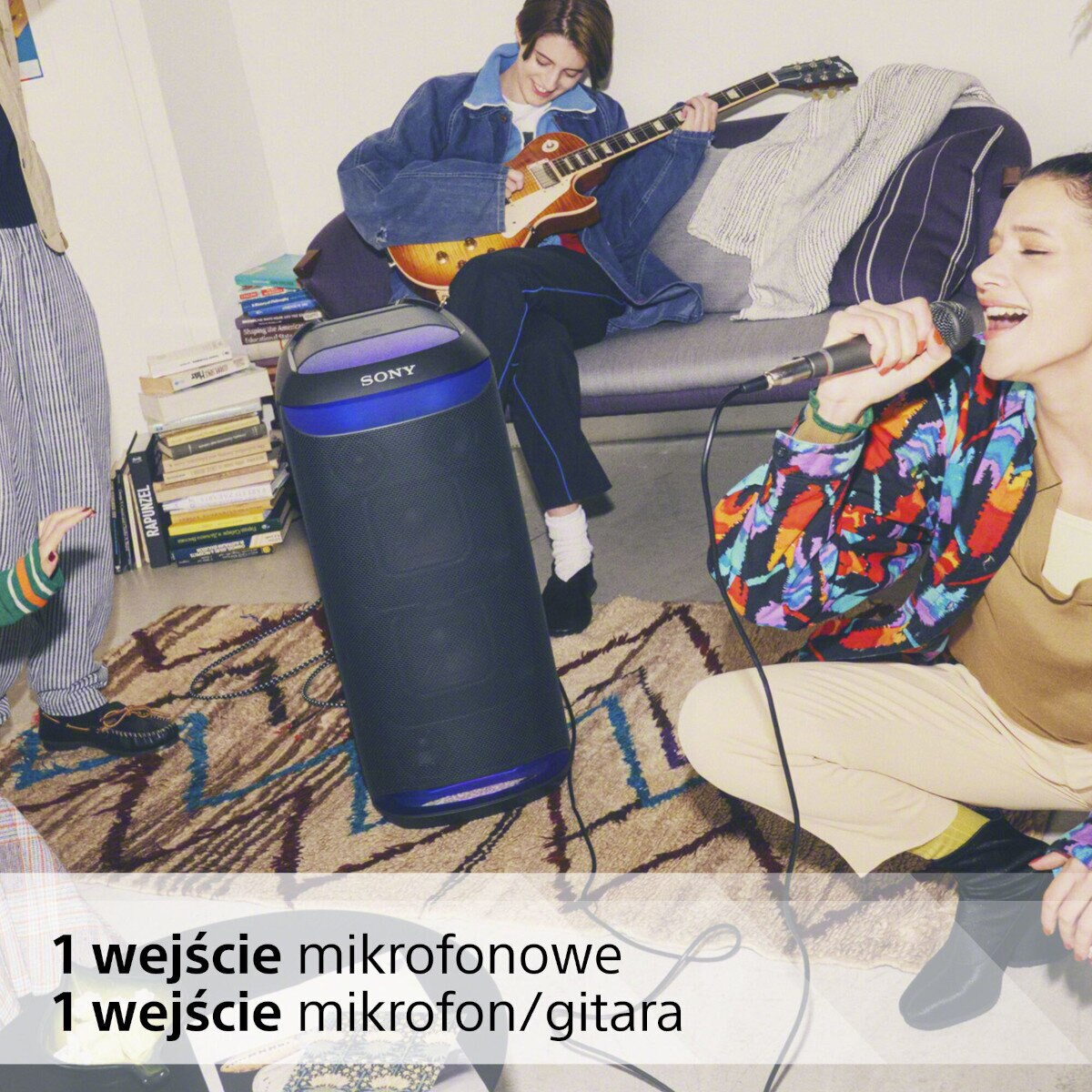 Ludzie grający muzykę i śpiewający. Głośnik i mikrofon w kadrze.