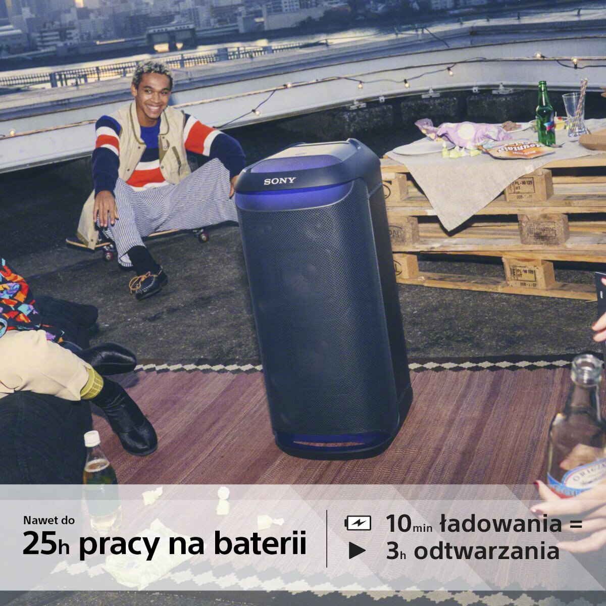 Grupa osób na dachu z głośnikiem, piwem i tekstem '25h battery' i '10min charge'.
