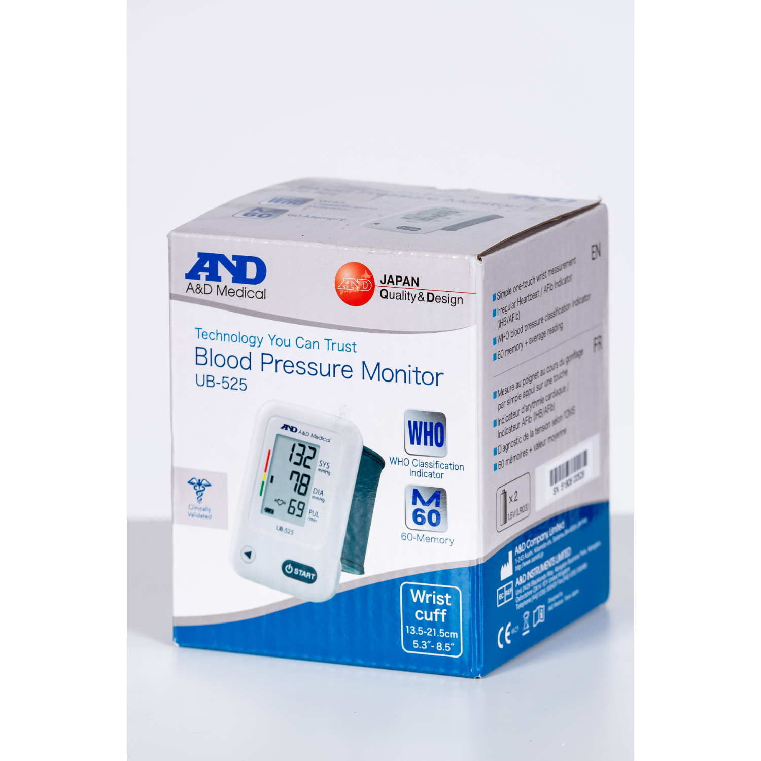 Doosje van bloeddrukmeter met een display met metingen, merknaam en details.