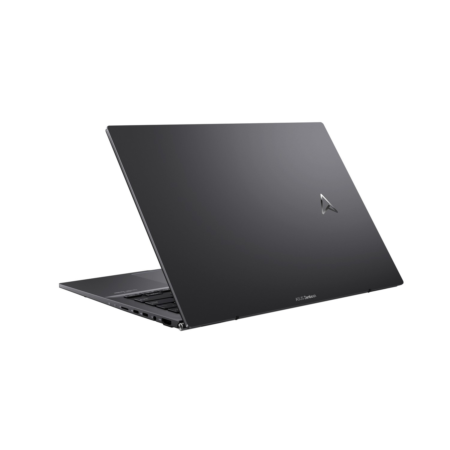 Een zwarte laptop, achteraanzicht, met zilveren logo, iets open, geïsoleerd.