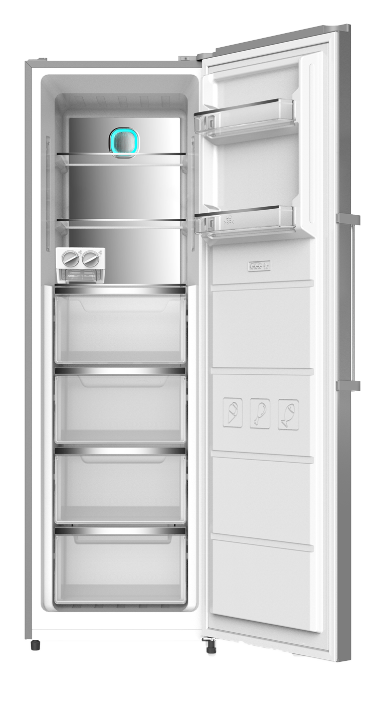 Refrigerador blanco abierto y vacío con estantes y cajones. Objeto azul claro arriba.