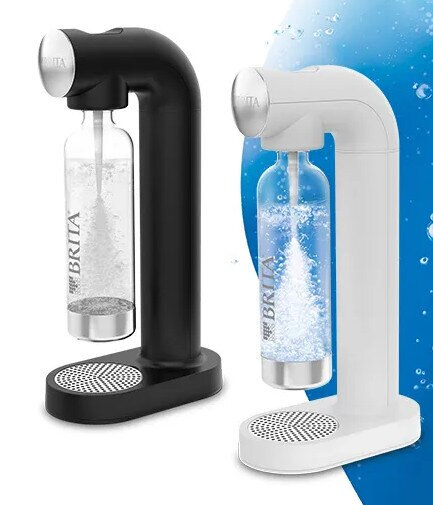 Soda maker w czerni i bieli, z butelką w środku.