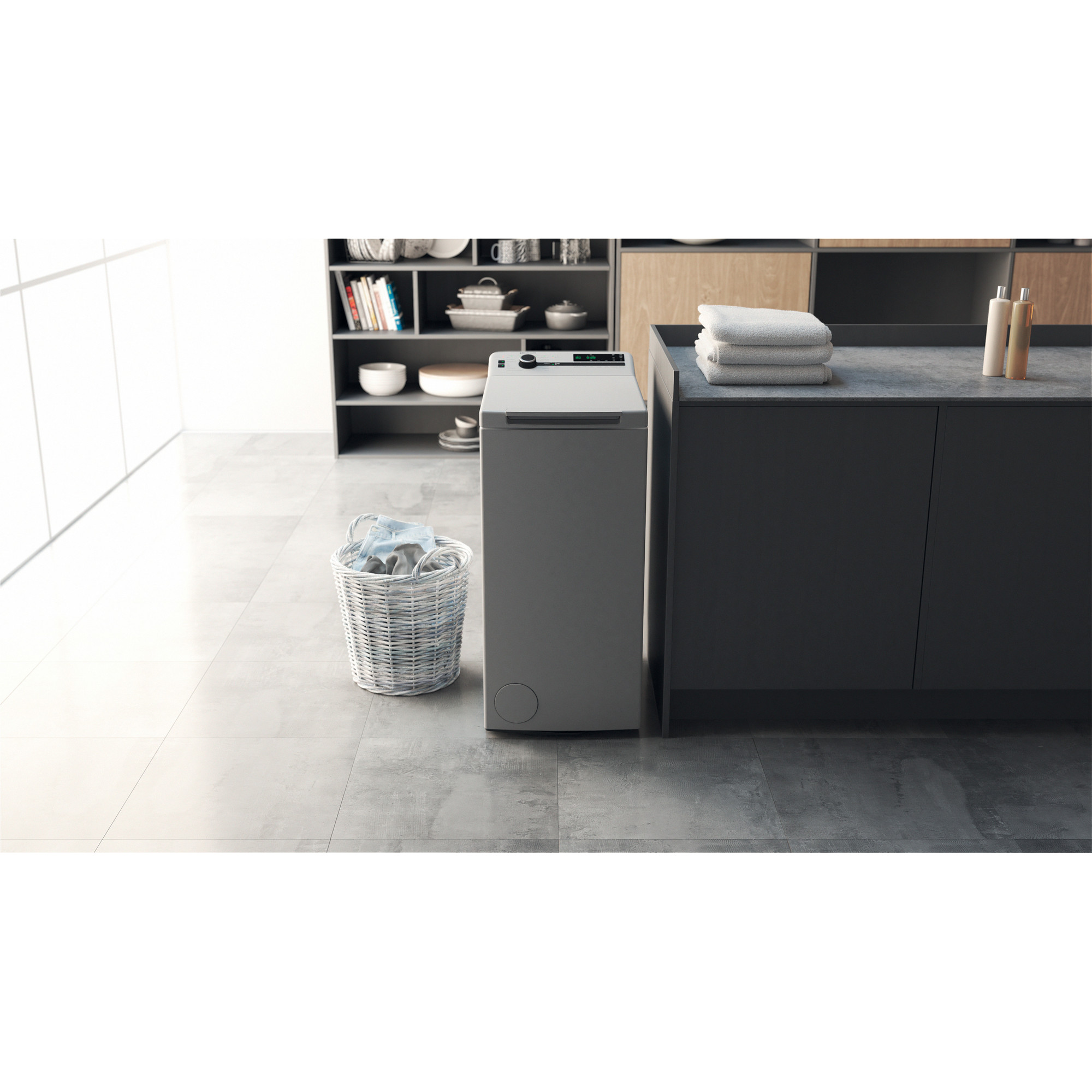 Toplader-Waschmaschine in einem Waschraum mit Korb und Regalen.