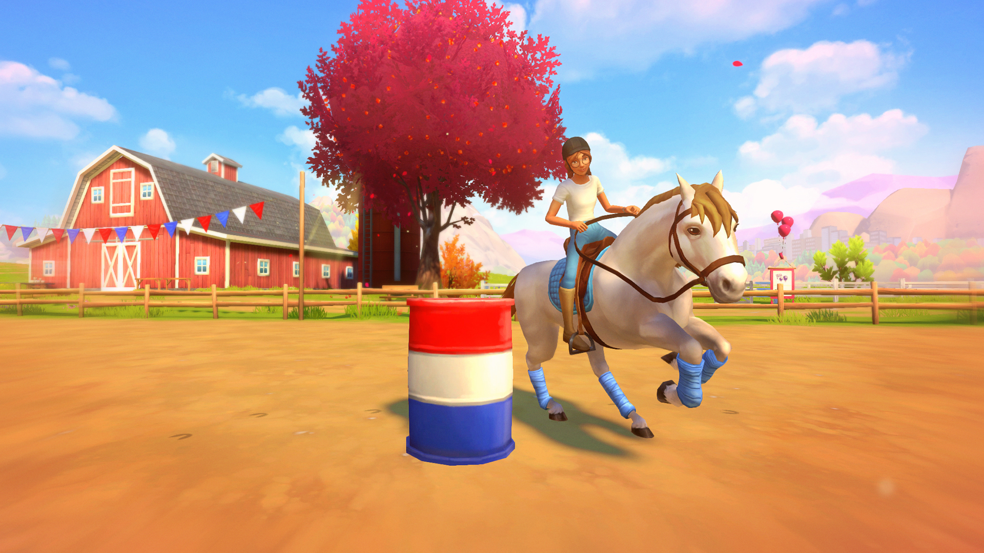 Ein Mädchen auf einem weißen Pferd bei einem Rodeo. Eine rot-weiß-blaue Tonne und eine Scheune im Hintergrund.