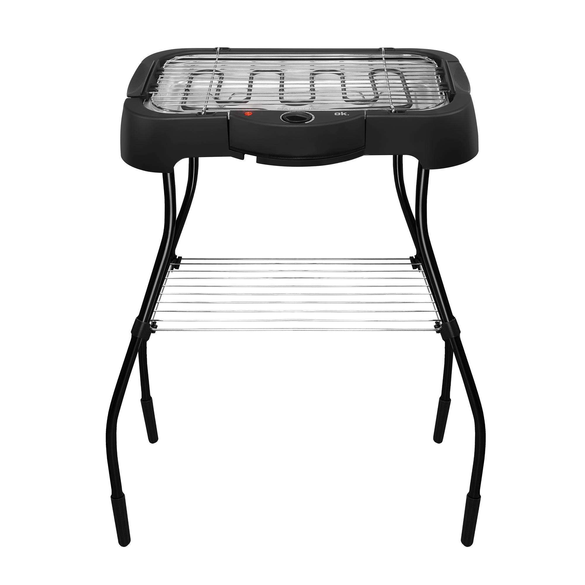 Schwarzer Elektrogrill mit Chromgrill und schwarzen Beinen. Er steht auf weißem Hintergrund.