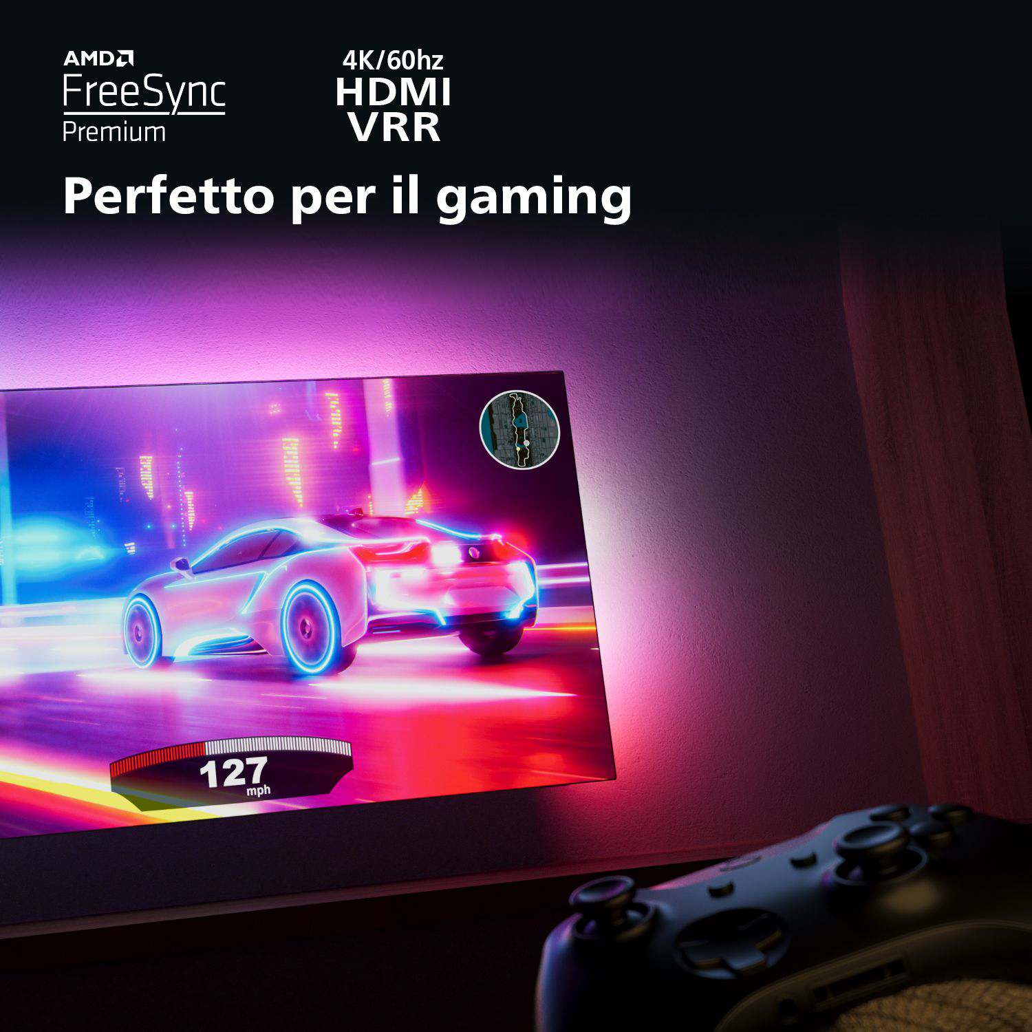 Schermo che mostra un gioco di corse automobilistiche con un controller in primo piano.