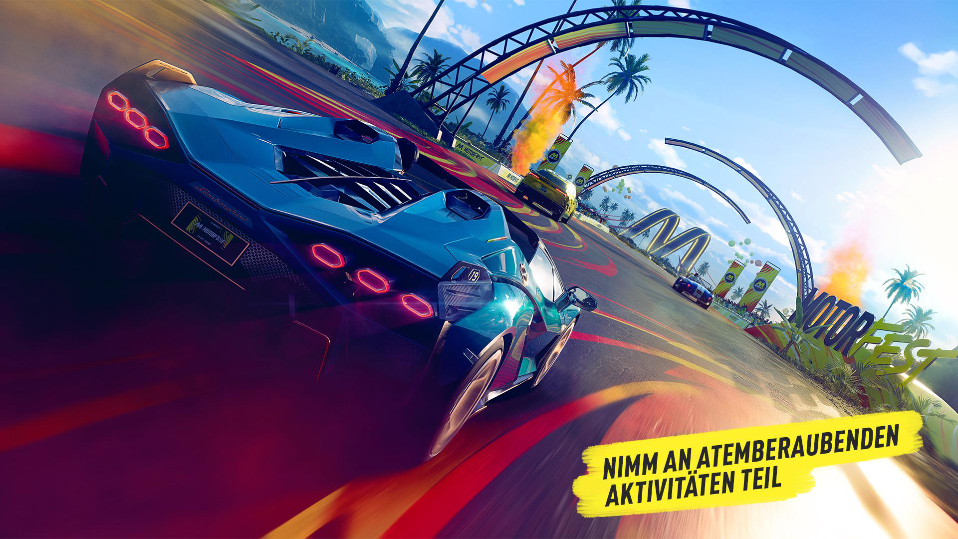 Ein blaues Sportauto fährt auf einer Rennstrecke. Palmen und eine Brücke im Hintergrund.