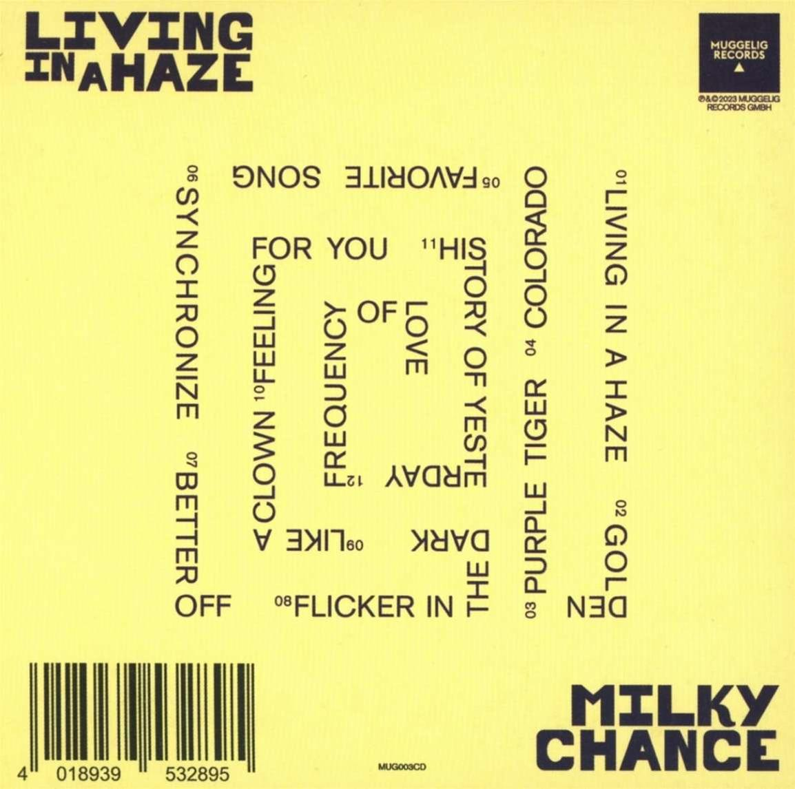 Album borító: 'Living in a Haze' a Milky Chance-től. Sárga háttér fekete szöveggel. Számcímeket és vonalkódot tartalmaz.