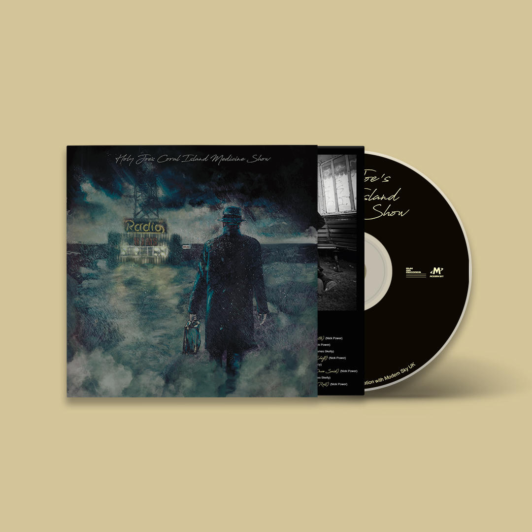 CD-Cover-Art mit einem Mann, der auf ein 'Radio'-Schild zugeht, mit einem mysteriösen Hintergrund.