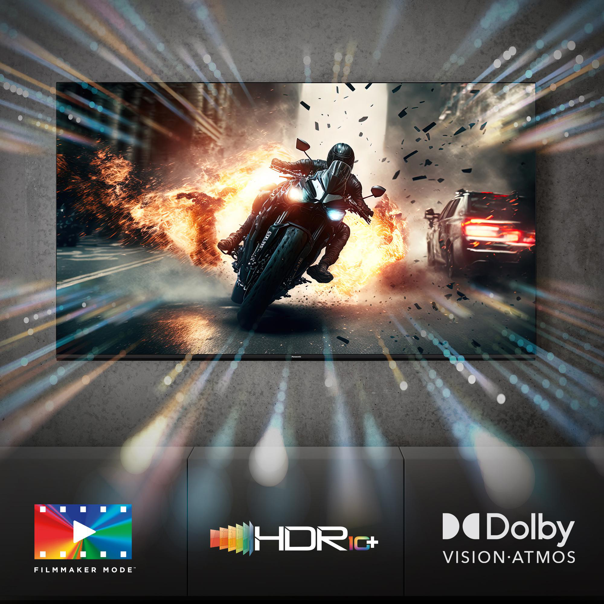 Ein brennendes Motorrad rast eine Straße entlang. Im Hintergrund ein Auto, auf dem TV-Gerät Produktmerkmale.