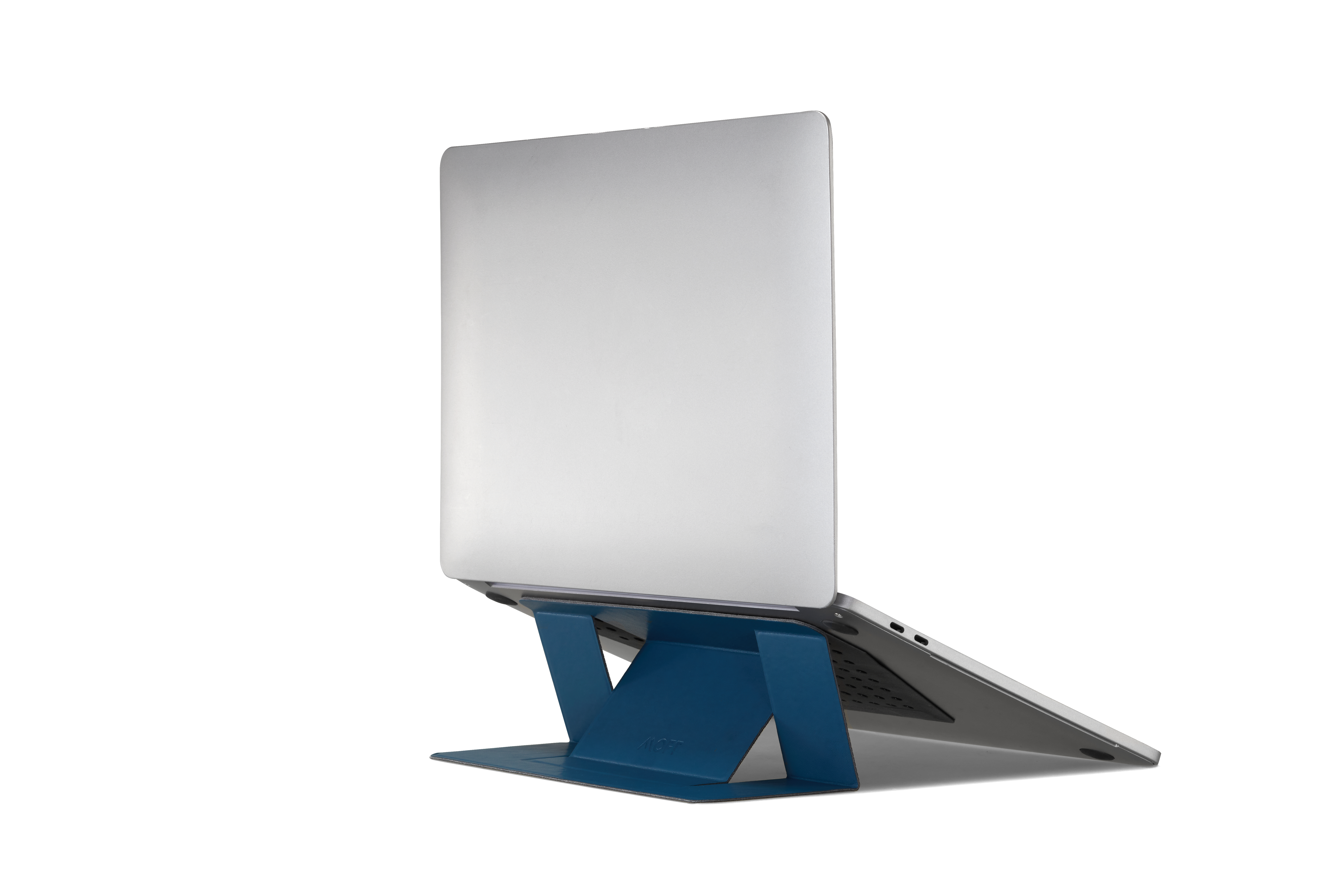 Laptop auf einem dunkelblauen Ständer, von hinten vor weißem Hintergrund betrachtet.