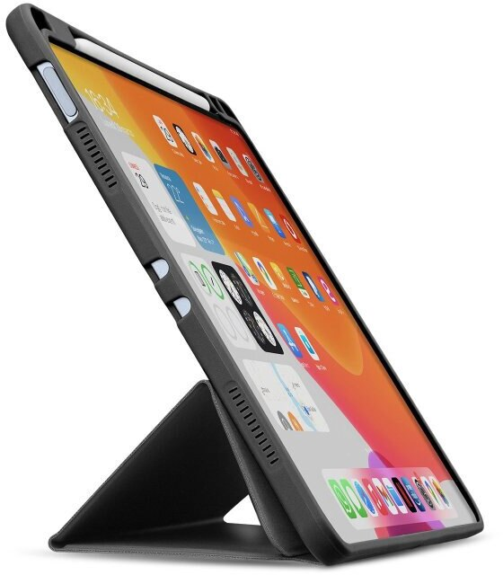 iPad z etui i ołówkiem. iPad jest pochylony na stojaku, pokazując ekran.