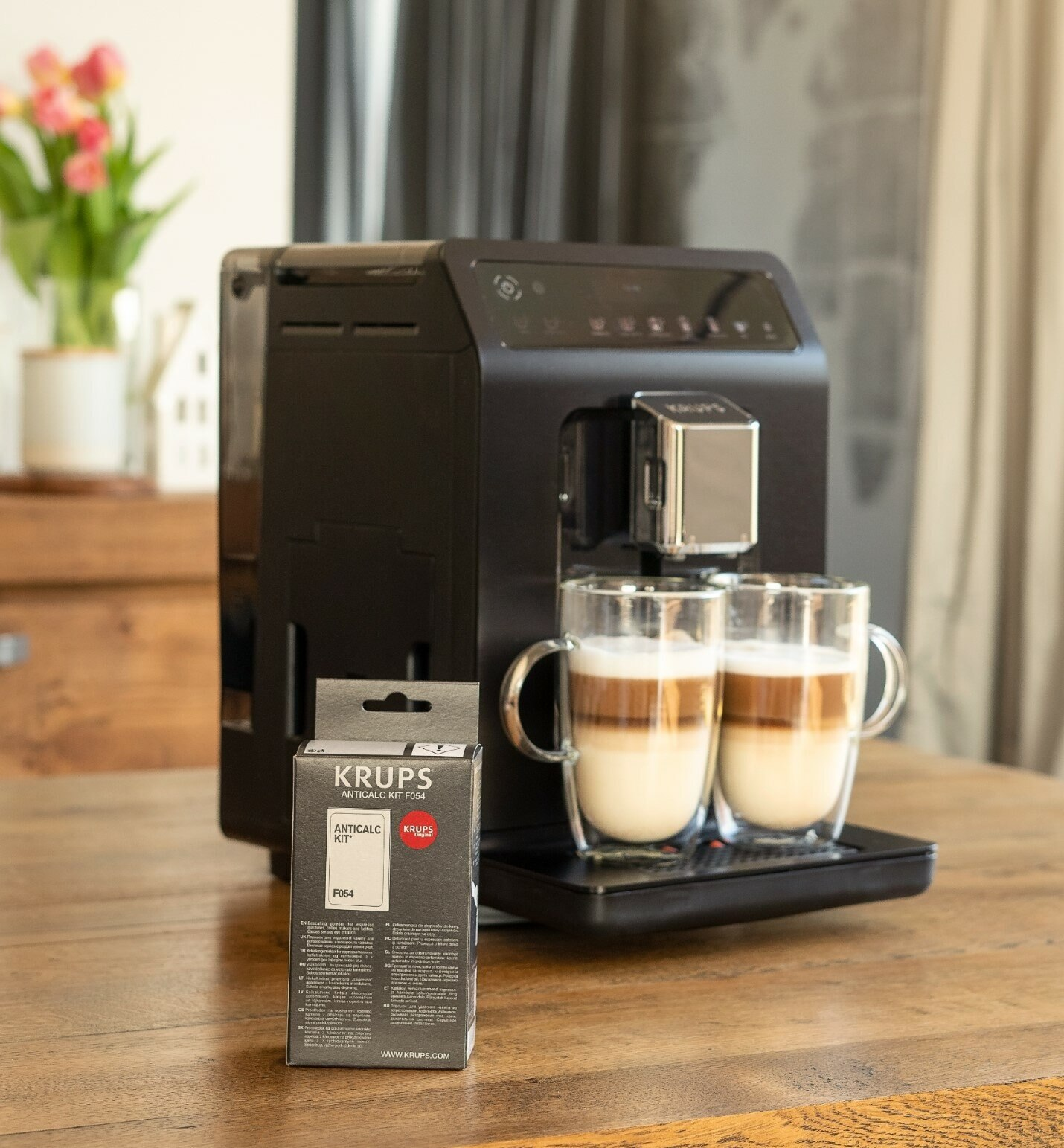 Czarny ekspres do kawy z dwoma latte i zestawem do odkamieniania Krups.