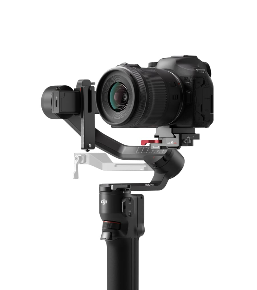 Fekete kamera gimbal stabilizátoron, fehér háttérrel.