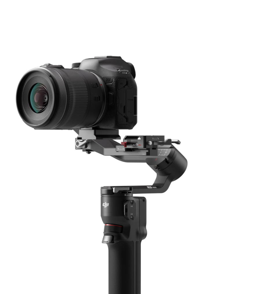 Egy kamera gimbal stabilizátorra szerelve, fehér háttéren, izolált.