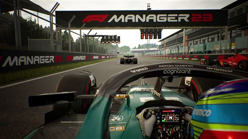 Vista en primera persona de un coche de carreras en una pista, con otros coches y una señal al fondo.