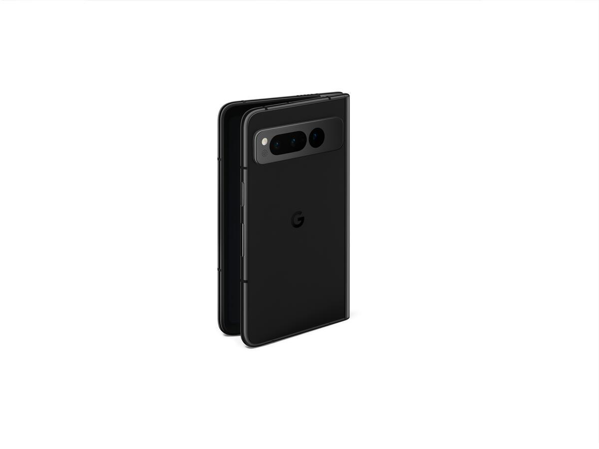 Ein schwarzes Google Pixel Fold Smartphone, gefaltet, auf weißem Hintergrund.