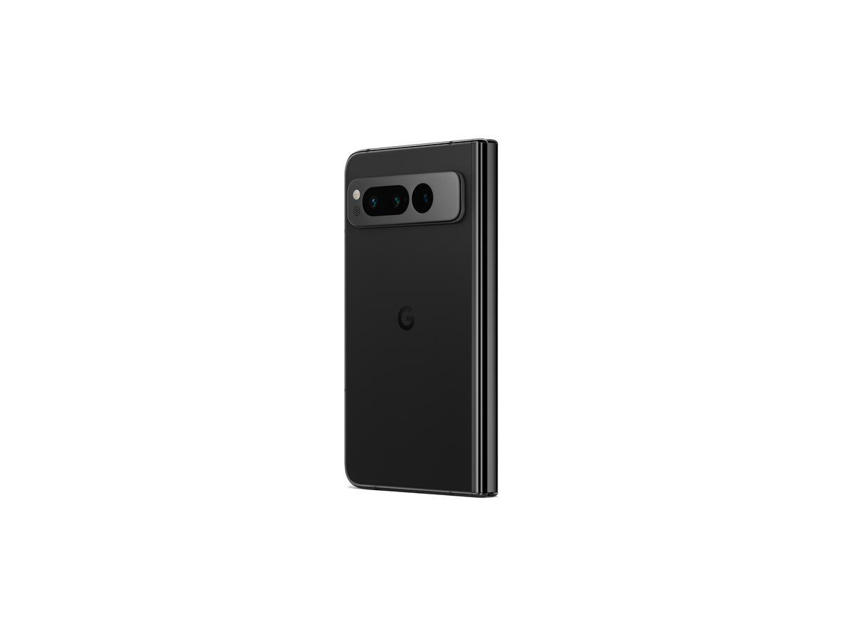 Schwarzes Google Pixel Fold Telefon, geschlossen. Isoliert auf weißem Hintergrund. Winkelansicht.