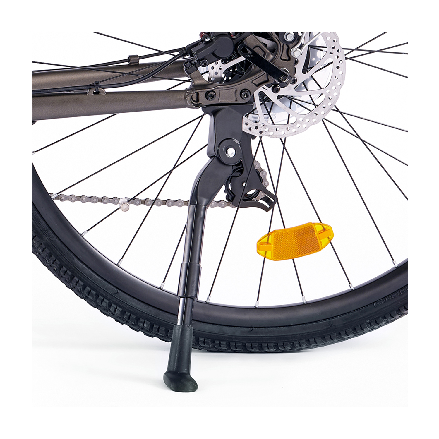 Primo piano di una ruota di bicicletta, cavalletto e freno a disco. Lo pneumatico è nero e il riflettore è giallo.