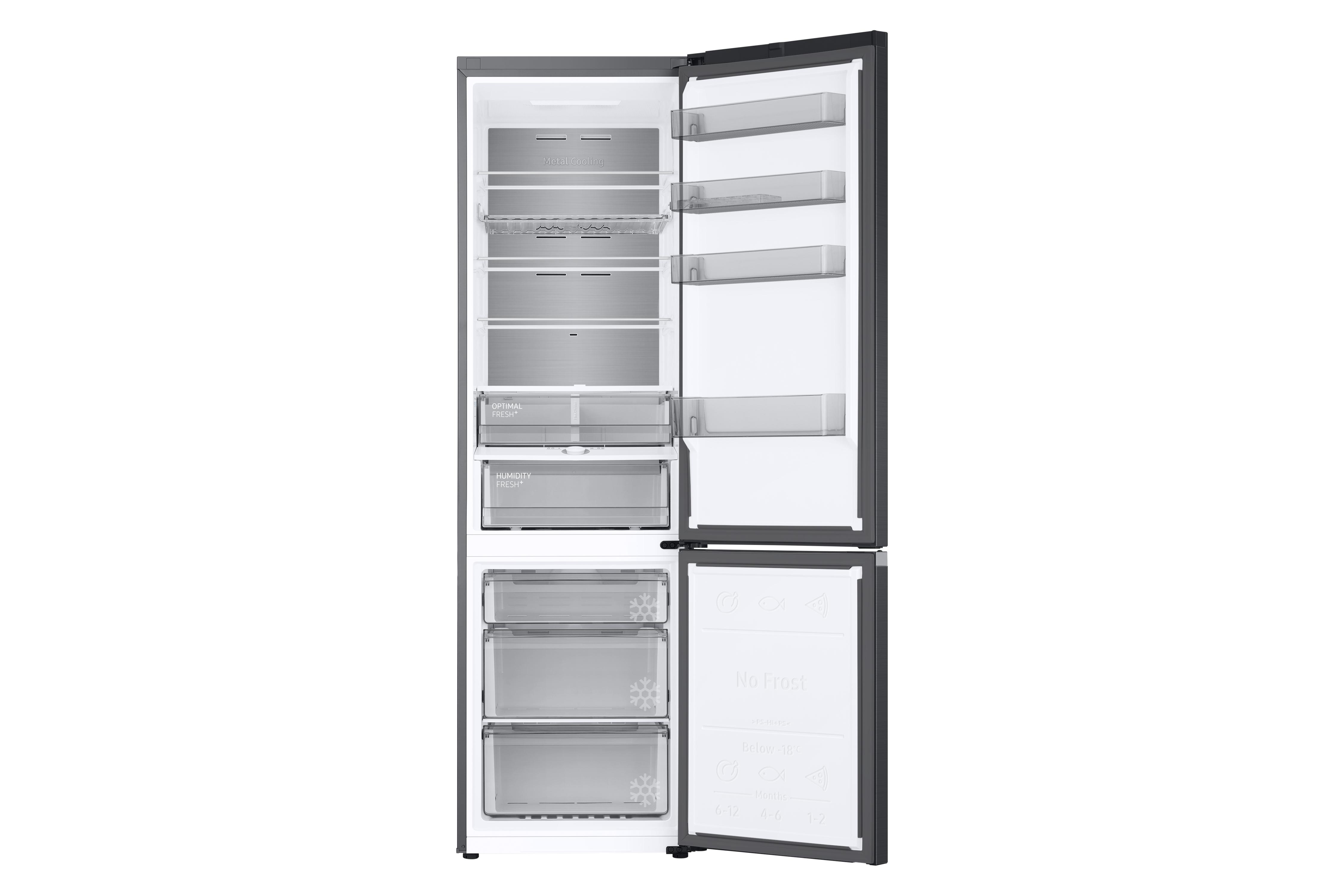 Ein moderner Kühlschrank mit geöffneten Türen, der die Innenfächer und Regale zeigt.