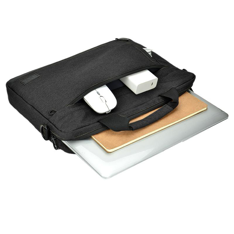 Schwarze Aktentasche mit Laptop, Maus und Ladegerät innen und offen.