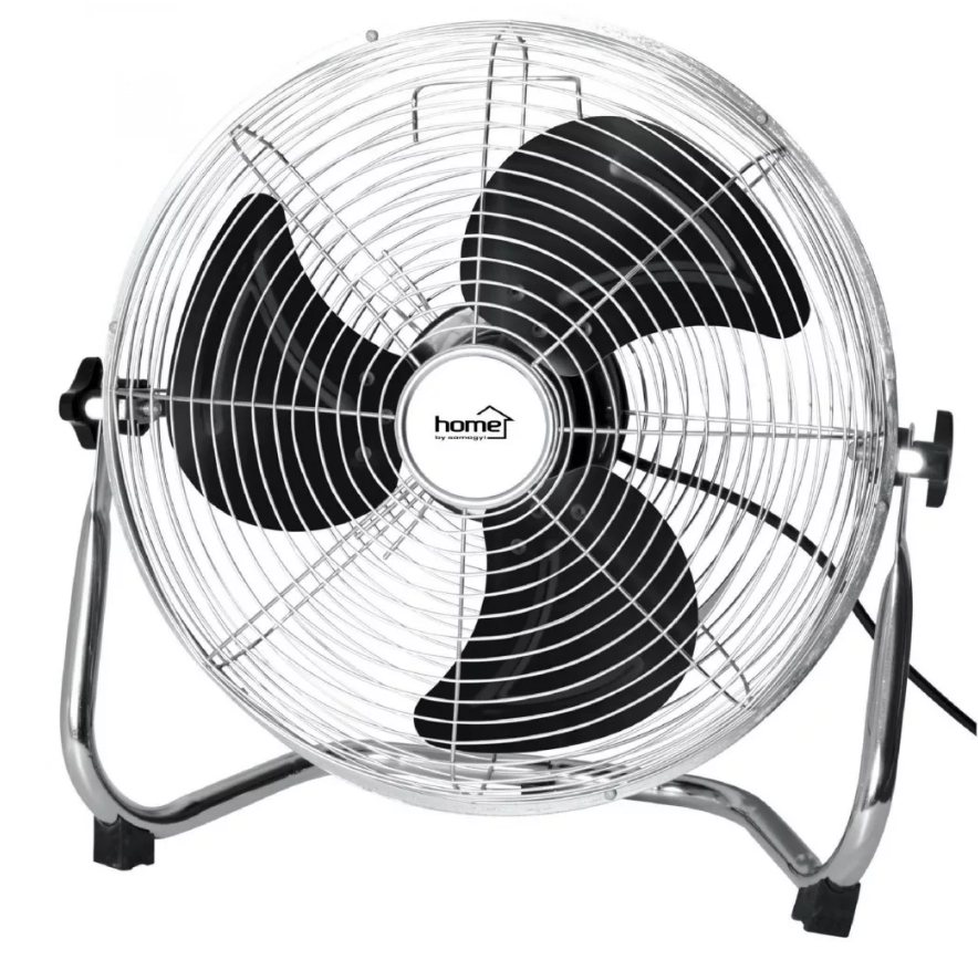 Egy fényes, ezüst ventilátor fekete lapátokkal és védőráccsal egy fém állványon.