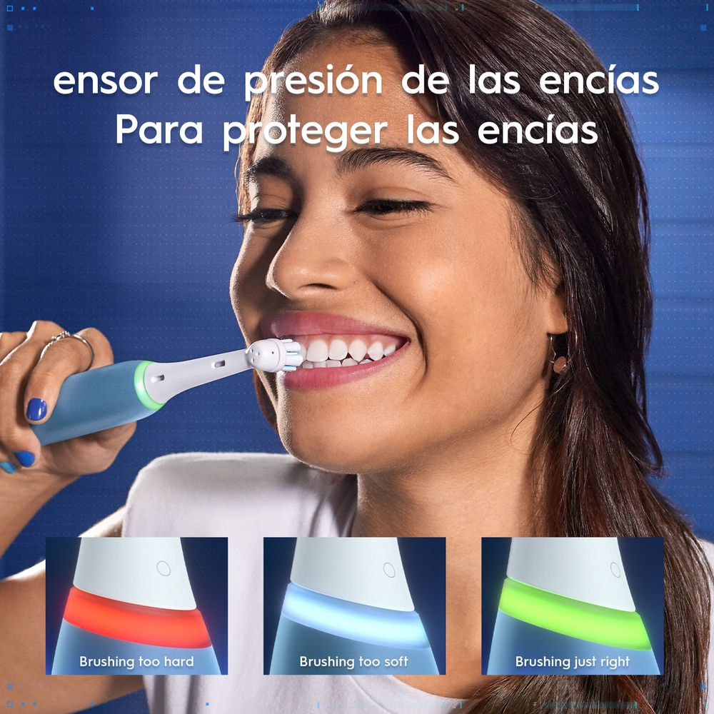 Mujer cepillándose los dientes con cepillo eléctrico. Se muestran indicadores de color.
