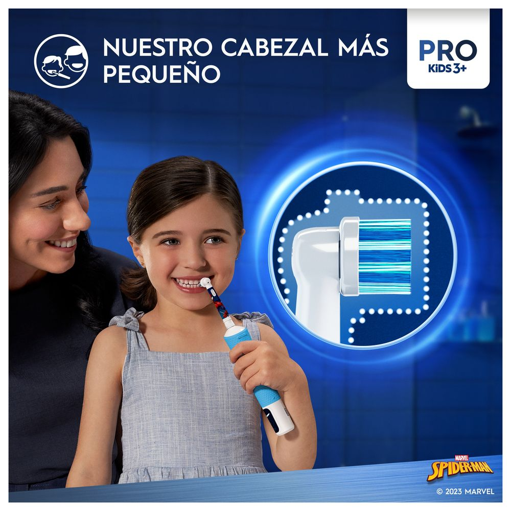 Una niña usando un cepillo de dientes eléctrico.