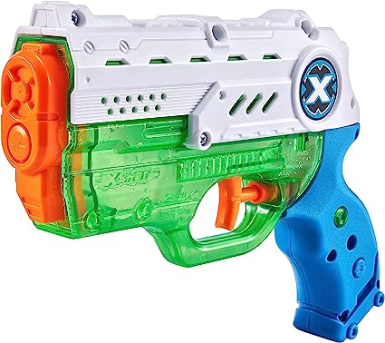 Una pistola de agua de juguete en blanco, verde, naranja y azul, vista en ángulo sobre un fondo blanco. Con gatillo.