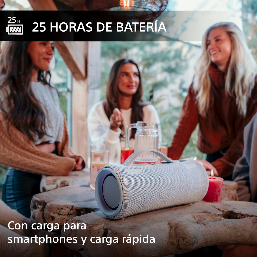 Gente alrededor de mesa con altavoz. Texto dice '25 horas batería'.