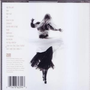 Frau im weißen Kleid, Arme geöffnet, tanzt auf einem CD-Cover.