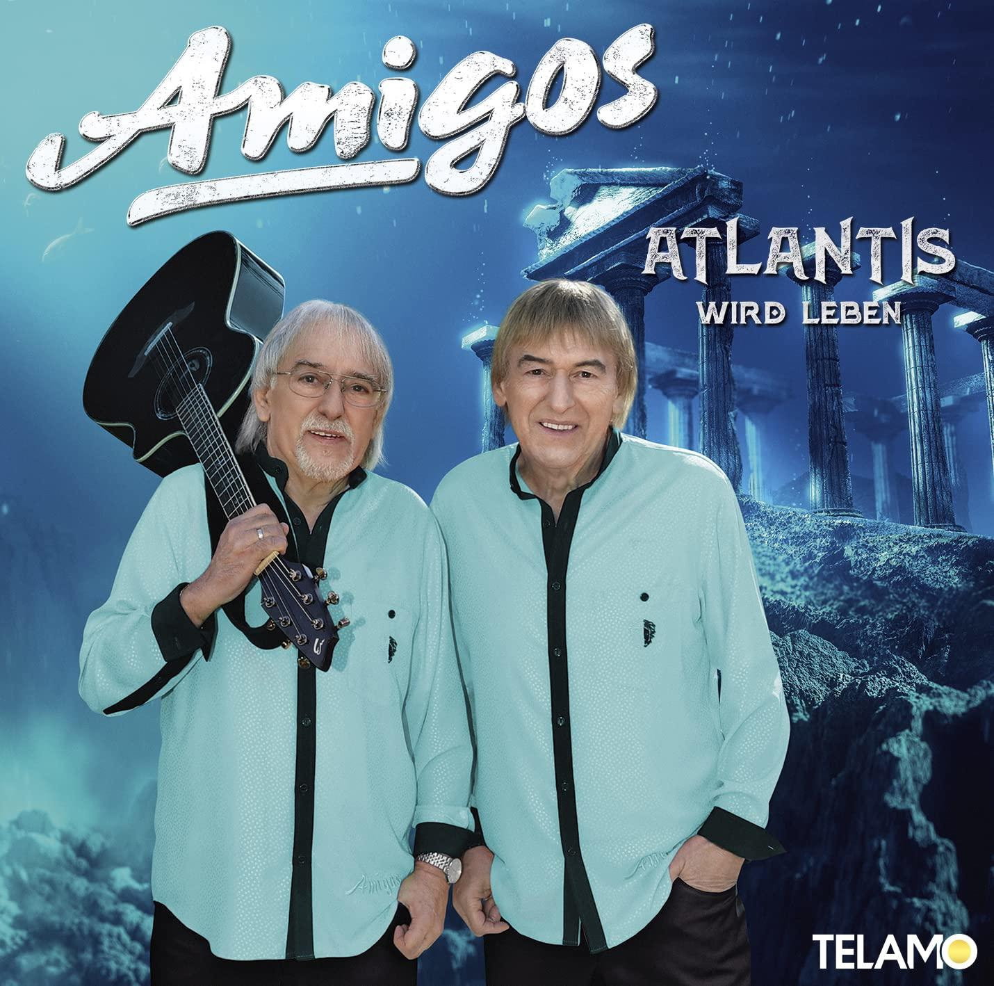 Zwei Männer stehen, einer mit Gitarre, blauer Hintergrund mit Text 'Amigos' und 'Atlantis wird Leben'.