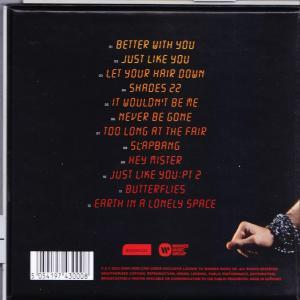 Rückseite einer CD mit Songtiteln und Credits. Der Hintergrund ist schwarz mit rotem und orangefarbenem Text.