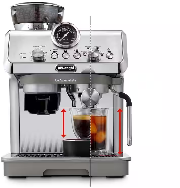 Espressomaschine mit einer Tasse Kaffee, die gefüllt wird. Silber- und Schwarz-Design, mit Mahlwerk oben.