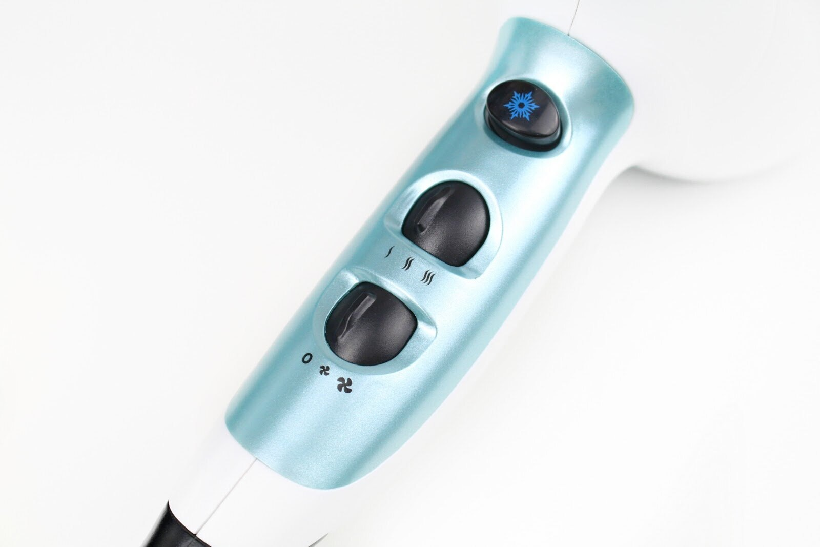 Zbliżenie panelu sterowania suszarki do włosów. Posiada regulatory temperatury i prędkości wentylatora.