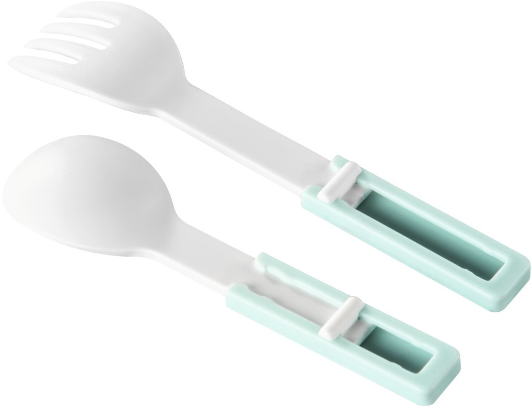 Ensemble fourchette et cuillère pour bébé blanc et vert, isolé sur fond blanc.