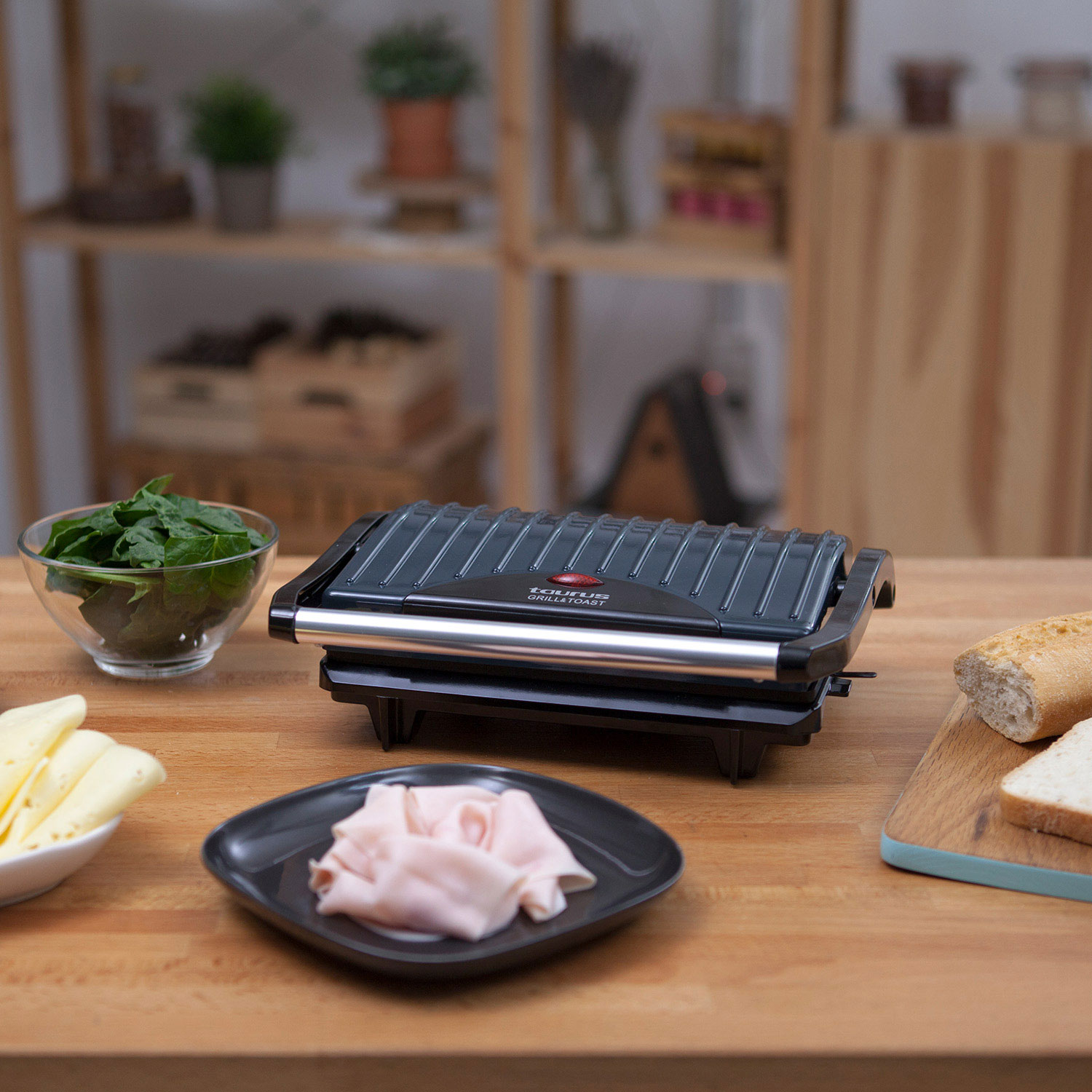 Parrilla con alimentos e ingredientes en mesa de madera. Incluye jamón, pan y verduras.