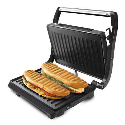 Una prensa panini con dos sándwiches. Negro con tapa abierta sobre fondo blanco.