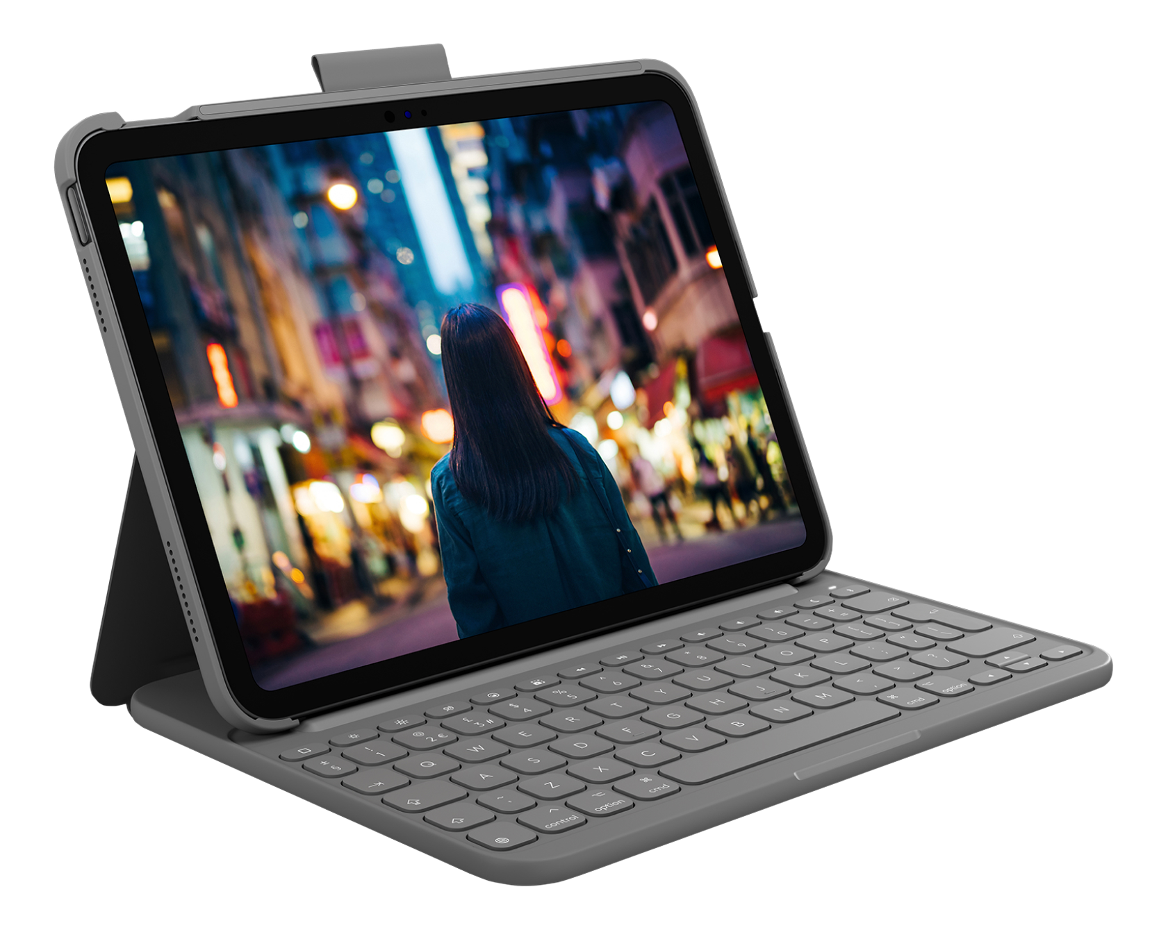 iPad gris avec étui clavier, montrant une scène de rue urbaine et une femme.