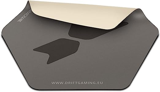 Una alfombrilla de ratón gris con un diseño y la dirección web www.driftgaming.eu.