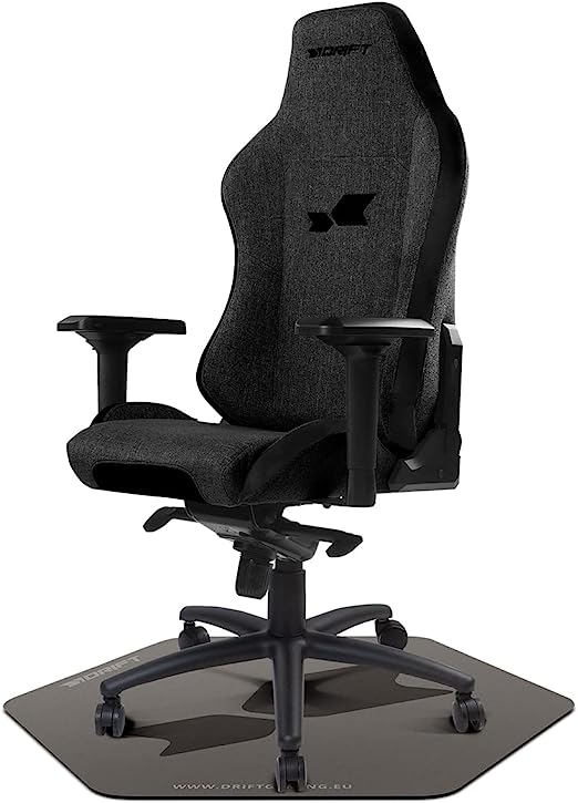 Silla gaming, tela gris oscuro, reposabrazos negros, logo en respaldo, en alfombra gris.