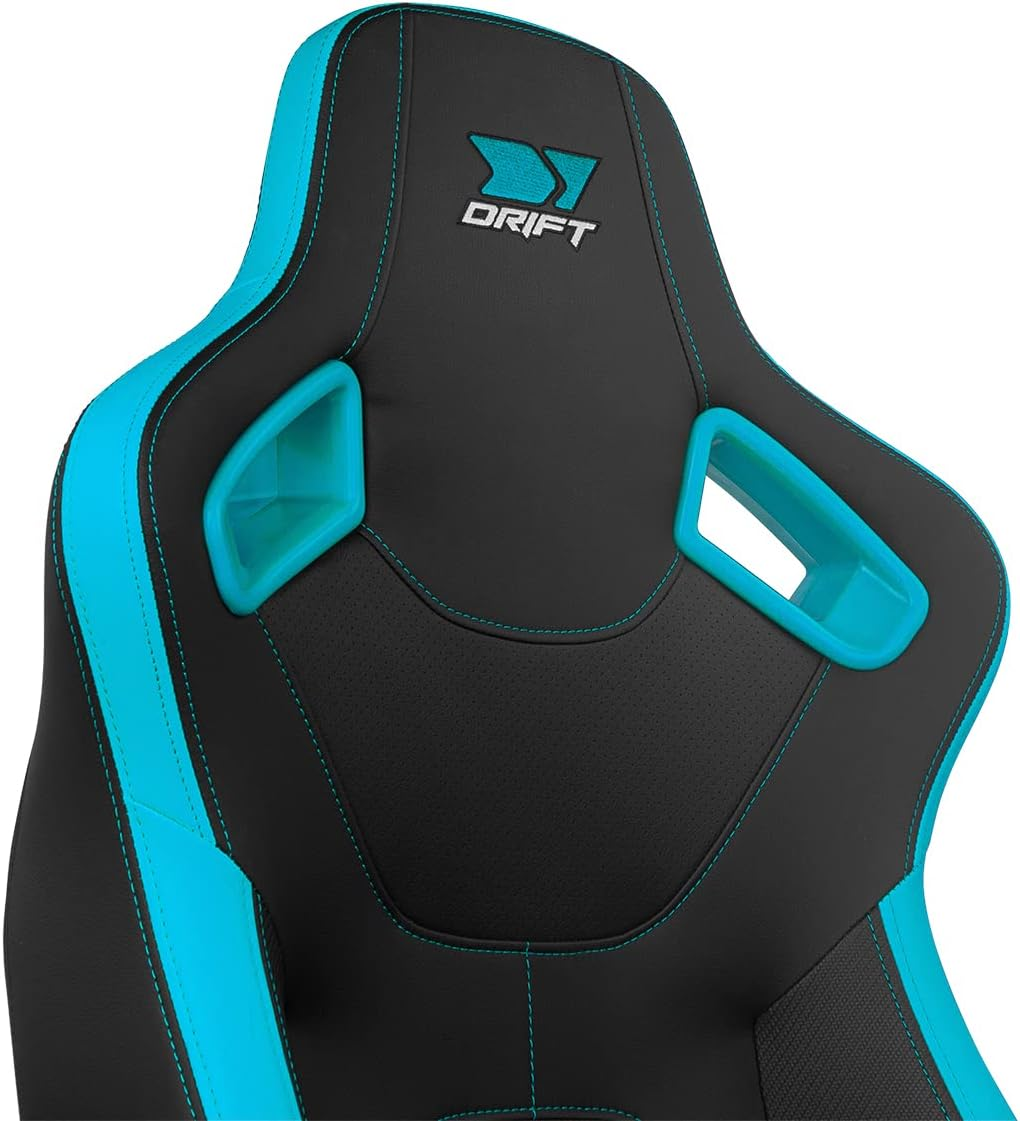 Primer plano del respaldo de una silla gaming negra y azul con el logo Drift.