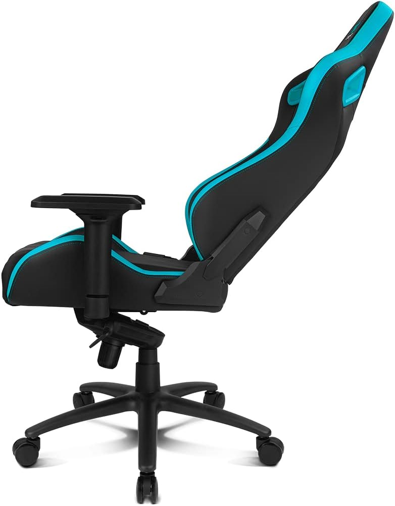 Vista lateral de una silla gaming negra y verde azulado con base de cinco ruedas.