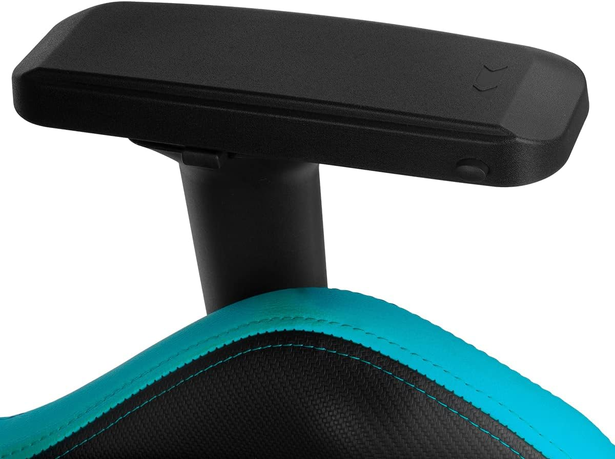 Primer plano de un reposabrazos negro con un asiento azul y negro.