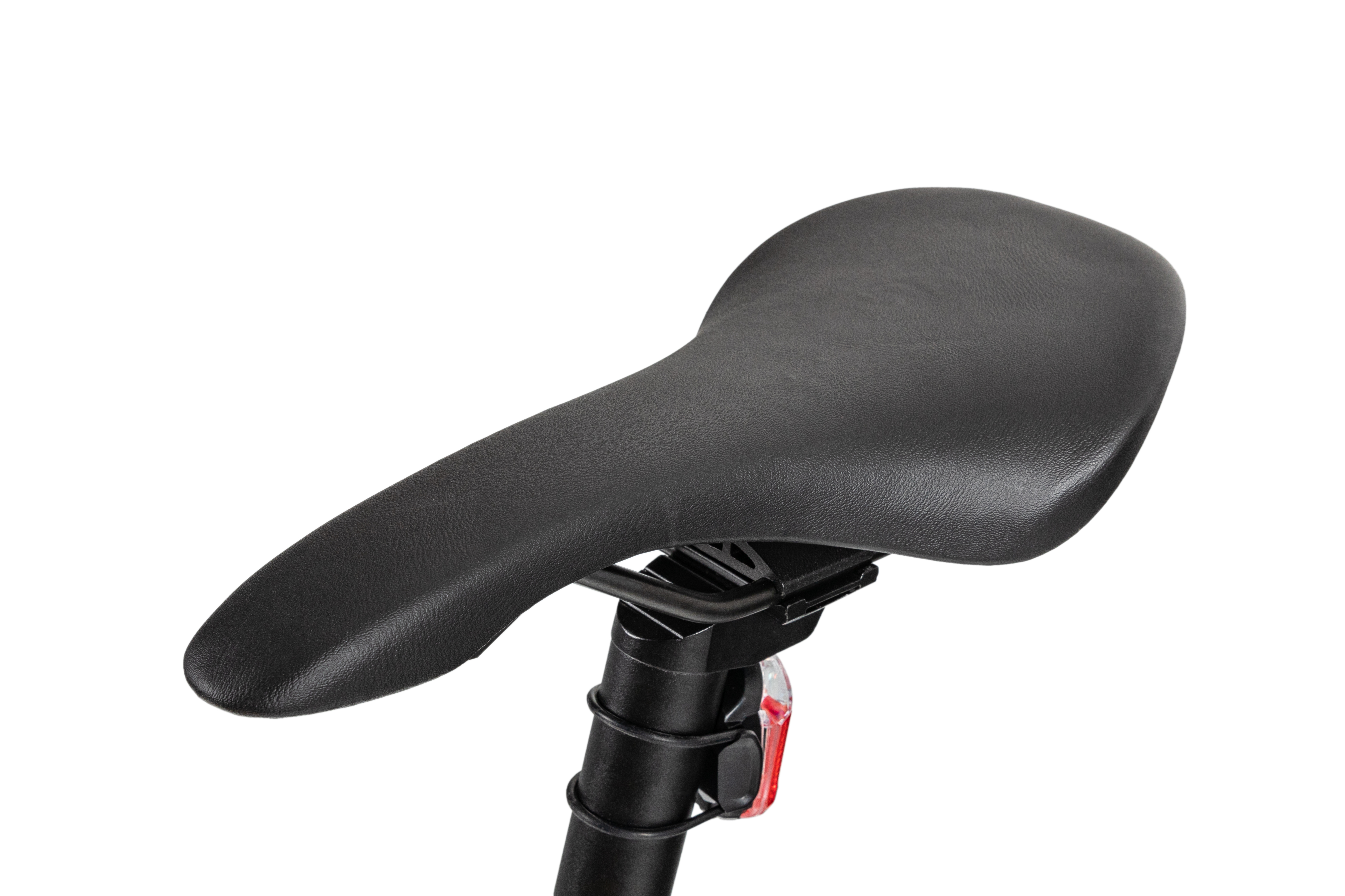 Schwarzer Fahrradsattel mit rotem Licht, auf weißem Hintergrund.